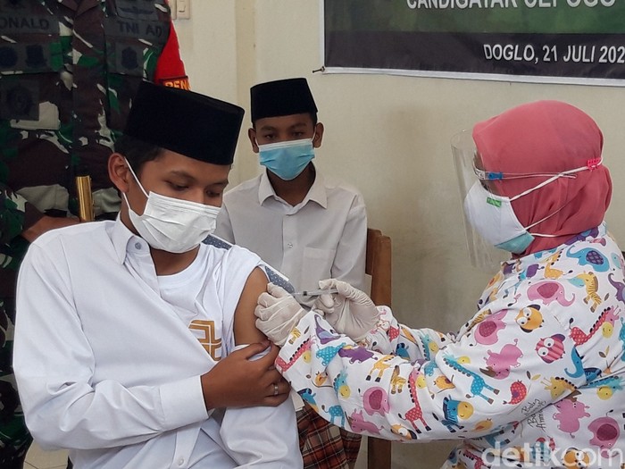 Pelaksanakan vaksinasi  COVID-19 tak hanya diberikan kepada masyarakat. Serbuan vaksinasi dari Kodim 0724/Boyolali juga menyasar pondok pesantren.