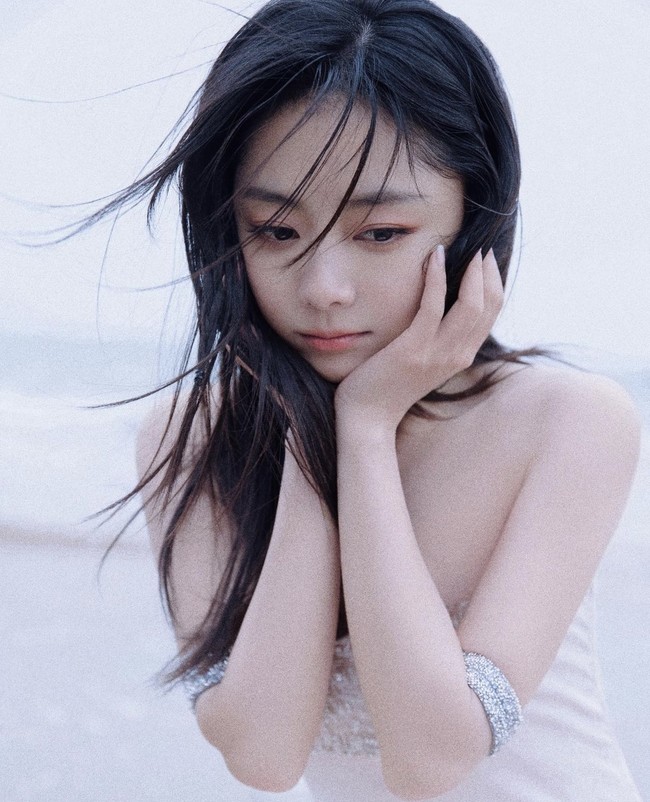 Tang Songyun dikenal pula dengan nama panggungnya Seven. Aktris cantik kelahiran 1990 ini meraih popularitasnya lewat drama China The Whirlwind Girl. Ia termasuk daftar 30 Under 30 Asia 2019 yang dirilis Forbes China. Foto: dok. Instagram songyun.tan