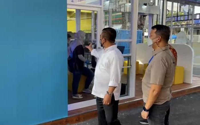 Test COVID Kini Semakin Dekat ke Masyarakat Tingginya permintaan tes swab antigen dan polymerase chain reaction (PCR) dalam deteksi COVID-19 membuat Intibios Lab menjawab tantangan dengan Test drive thru.