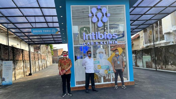 Test COVID Kini Semakin Dekat ke Masyarakat Tingginya permintaan tes swab antigen dan polymerase chain reaction (PCR) dalam deteksi COVID-19 membuat Intibios Lab menjawab tantangan dengan Test drive thru.