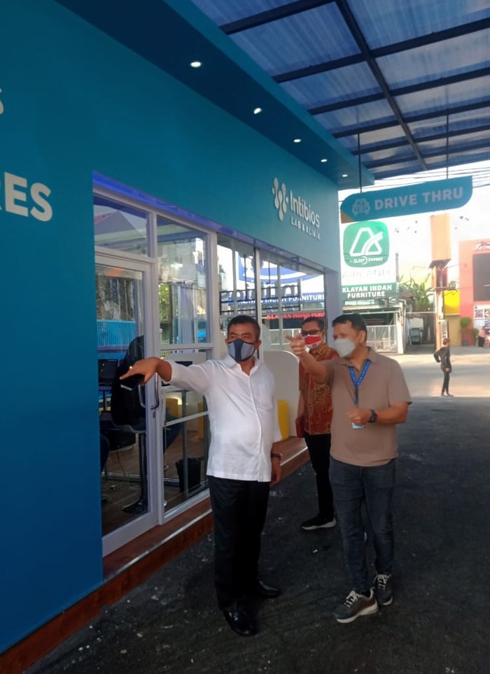 Tingginya permintaan tes swab antigen dan polymerase chain reaction (PCR) dalam deteksi COVID-19 membuat Intibios Lab menjawab tantangan dengan Test drive thru.