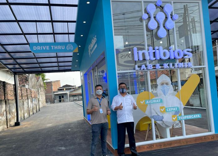 Test COVID Kini Semakin Dekat ke Masyarakat Tingginya permintaan tes swab antigen dan polymerase chain reaction (PCR) dalam deteksi COVID-19 membuat Intibios Lab menjawab tantangan dengan Test drive thru.