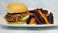 Pilihan burgernya banyak, termasuk Rendang Burger Set ini. Harganya (Rp 53.545).