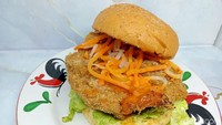 Korean Chicken Burger juga dilengkapi dressing gochujang, pickle wortel, dan selada. Dominasi rasa asam dan manis tercecap pada burger.