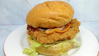 Korean Chicken Burger (Rp 35.455) yang nilai kalorinya 374 saja juga ada di sini. Isian utamanya dada ayam tanpa tulang berbalut tepung gandum. Dada ayam ini bukan digoreng, melainkan dipanggang.