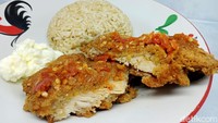 Ayam gepreknya berukuran sangat besar dan tebal. Di atasnya diberi sambal bawang yang lumayan pedas. Rasanya nikmat karena penuh bumbu.