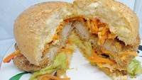 Bun burgernya begitu tebal dan mengenyangkan karena dibuat dari gandum utuh. Dijamin kenyang!