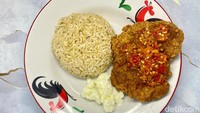 Menu ini memakai nasi cokelat dan dada ayam yang dipanggang. Bahkan ada pelengkap putih telur yang diorak-arik.