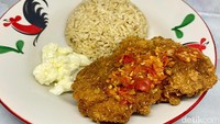 Kalau mau nasi ayam geprek sehat, cobalah menu ini. Namanya Geprek Chicken with Brown Rice (Rp 35.455).