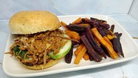 Total kalori sajian ini 682 kkal. Terlihat isian burger menggugah selera karena memakai suwiran daging rendang yang royal. Hal yang bikin spesial, rendang ini dibuat tanpa santan.