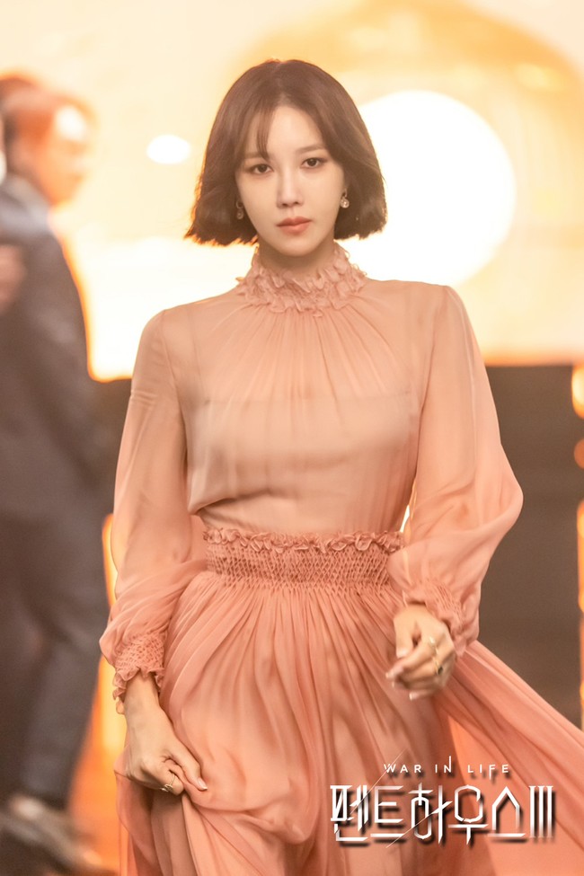 Lee Ji Ah tampil elegan sebagai Shim Su Ryeon dalam drama Korea The Penthouse 3. Penghuni Hera Palace itu memancarkan keanggunan dalam balutan gaun klasik yang memesona. Foto: dok. SBS