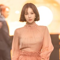 Lee Ji Ah tampil elegan sebagai Shim Su Ryeon dalam drama Korea The Penthouse 3. Penghuni Hera Palace itu memancarkan keanggunan dalam balutan gaun klasik yang memesona. Foto: dok. SBS