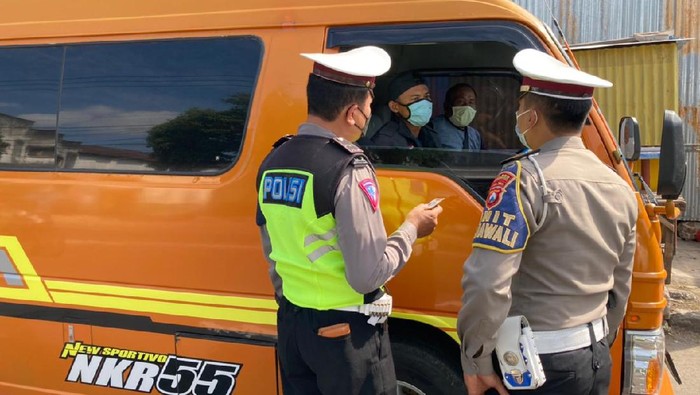 Di masa PPKM Darurat, polisi Ponorogo menilang sopir travel gelap. Kendaraan itu membawa 10 penumpang dari Purwantoro, Jawa Tengah menuju Surabaya.