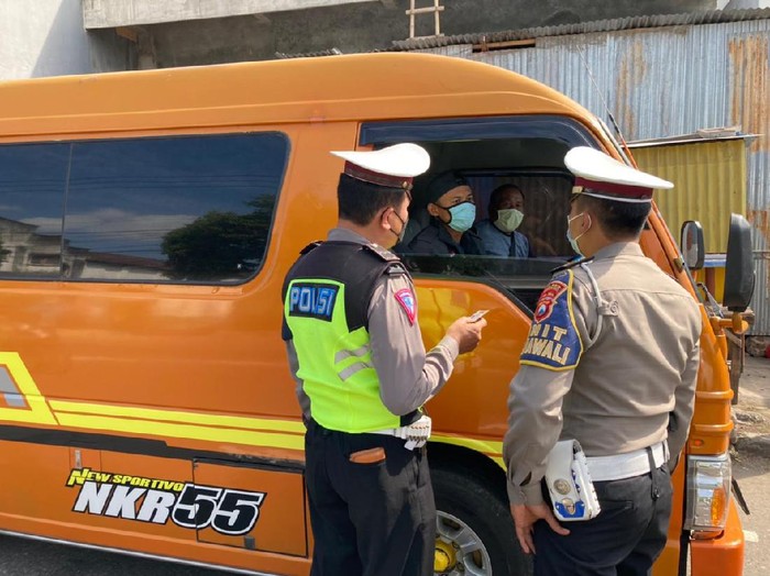Di masa PPKM Darurat, polisi Ponorogo menilang sopir travel gelap. Kendaraan itu membawa 10 penumpang dari Purwantoro, Jawa Tengah menuju Surabaya.