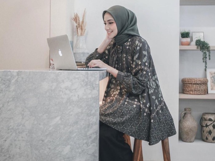 Foto produk hijab antimicrobial dari Restu Anggraini Official. Foto produk hijab antimicrobial dari Restu Anggraini Official.