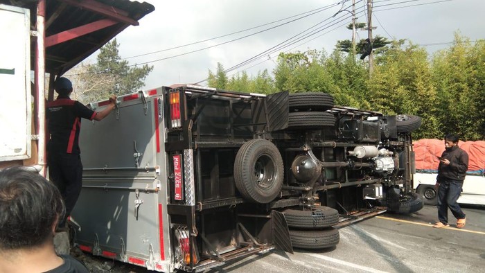 Truk Bermuatan Beras Bansos COVID-19 Terguling di Puncak Cianjur