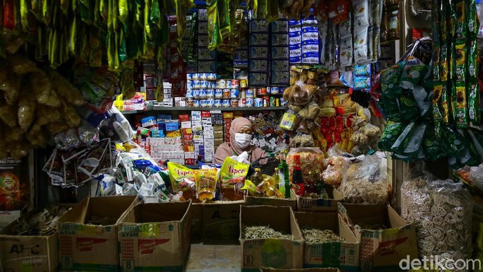 Turunnya Omzet Pendapatan Pedagang Selama Masa PPKM Darurat Aktivitas perdagangan terganggu dalam durasi hampir sebulan sejak PPKM Darurat dimulai pada 3 Juli 2021 yang mengakibatkan menurunnya pendapatan para pedagang.