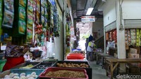 Selama pembatasan, hanya pasar atau pusat perbelanjaan yang menawarkan produk pangan saja yang diizinkan beroperasi.