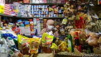 Sementara itu, sekitar 6,7 juta atau 57 persen pedagang pasar yang masih beroperasi melaporkan penurunan pendapatan sekitar 70 sampai 90 persen dibandingkan dengan situasi normal. 