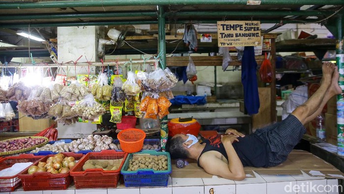 Aktivitas perdagangan terganggu dalam durasi hampir sebulan sejak PPKM Darurat dimulai pada 3 Juli 2021 yang mengakibatkan menurunnya pendapatan para pedagang.