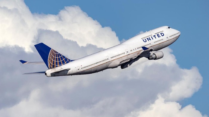 Sydney, Australia - October 8, 2013: United Airlines Boeing 747 jumbo jet airliner taking off from Sydney Airport.