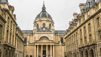 4. University of Paris, ParisPerkiraan kampus tertua di Paris ini didirikan antara tahun 1160-1250. Tidak mengherankan, University of Paris juga kerap disebut sebagai salah satu universitas pertama yang didirikan di Eropa meski sempat berhenti beroperasi pada 1793-1896 usai Revolusi Perancis.Kampus dengan peringkat dunia ke-248 ini tersebar di seluruh kota dan dibagi menjadi 13 lembaga otonom pada 1970. Di antaranya ada Universitas Sorbonne (penggabungan baru Universitas Paris-Sorbonne dan Universitas Pierre dan Marie Curie) dan Université Paris 1 Panthéon-Sorbonne. (Foto: Top Universities)