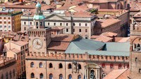 1. University of Bologna, ItaliaKampus tertua di dunia yang pertama ini sudah berdiri sejak 1088 silam. Setelah 934 tahun berdiri pun, kampus dengan julukan Nourishing Mother of the Studies ini belum pernah berhenti beroperasi hingga sekarang.Kampus ini sejak dahulu terkenal dengan studi doktoral, namun kini sudah terdapat program studi lainnya. Sebab itu, kampus dengan peringkat dunia ke-167 dalam versi Quacquarelli Symonds World University Rankings (QS WUR) ini banyak melahirkan sejumlah paus, pengusaha, hingga politisi di Italia. (Foto: Top Universities)