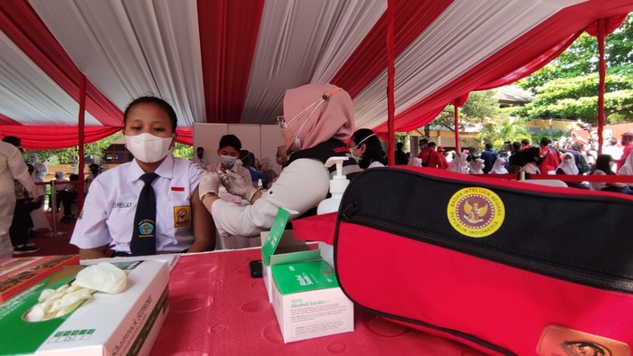 Vaksinasi pelajar di SMPN 1 Semarang
