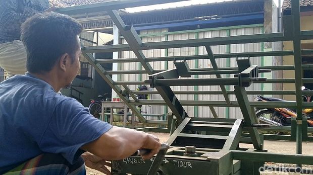 Warga Pekalongan membuat alat jagal sapi portabel untuk hewan kurban.