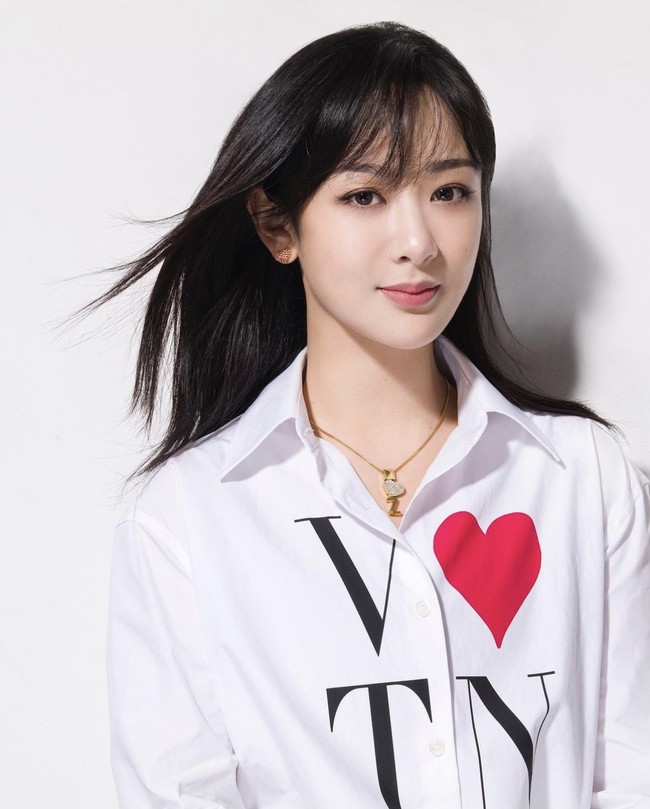 Baru-baru ini, penggemar menduga Yang Zi berpacaran dengan Lay EXO karena mengenakan piyama couple dalam acara Back to Field. Aktris cantik China ini dikenal dengan perannya dalam drama China Go Go Squid dan Ode to Joy. Foto: dok. Instagram yangzi_official