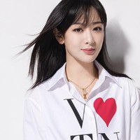 Baru-baru ini, penggemar menduga Yang Zi berpacaran dengan Lay EXO karena mengenakan piyama couple dalam acara Back to Field. Aktris cantik China ini dikenal dengan perannya dalam drama China Go Go Squid dan Ode to Joy. Foto: dok. Instagram yangzi_official