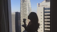 Meski hanya berupa siluet, potret Ariel Tatum saat menikmati minuman ini tetap terlihat seksi ya?  