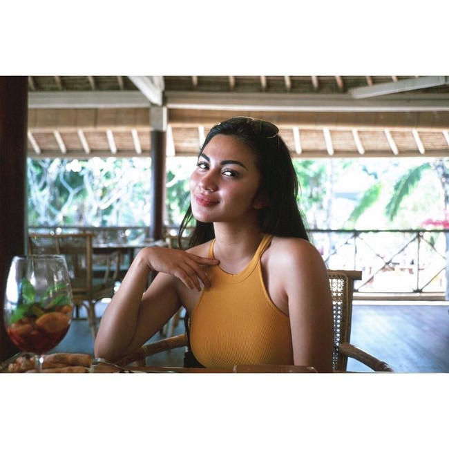 Ariel Tatum juga ternyata pernah menjadi pejuang jerawat. Pengalaman buruk tersebut terjadi beberapa tahun silam, tepatnya di 2016. Ariel mengaku bahwa pada saat itu dia sangat mendambakan kulit wajah yang kinclong, namun malah berakhir dengan jerawatan satu wajah. Sekitar zaman SMP atau SMA. Biasa ngikutin temen-temen pakai obat racikan dokter. Saat itu ngerasa ada urgensi untuk kulit yang kinclong. Ternyata nggak cocok di kulitku. Habis itu breakout nggak karu-karuan. Ada sekitar satu atau dua tahun jerawatan parah. Itu sekitar 2016, cerita Ariel Tatum saat hadir di acara virtual peluncuran skincare Geut milik dr. Tompi dan dr. Arti Indira, Jumat (27/8/2021).  Foto: Instagram arieltatum