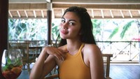 Santai di Bali, Ariel Tatum pilih menikmati sangria. Rule number one: When life hands you lemons, my friend, put them in your sangria, tulisnya.