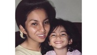 Wanita 25 tahun ini throwback foto jadul bareng sang ibu. Kala itu ia merayakan ulang tahun dengan kue yang meriah.