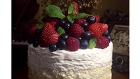 Ini bukti kalau Ariel Tatum jago buat kue. Ia membuat Tres Leches sendiri dengan buttercream homemade dan buah berry segar.