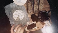 Lewat foto ini Ariel Tatum bercerita kalau ia membuat selai blueberry sendiri. Ia juga menambahkan kayu manis sehingga aroma dan rasa selainya seperti vintage, ujarnya. 