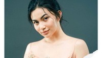 Teman-teman artis Gading dan Ariel Tatum pun banyak yang mengomentari hubungan keduanya. Sontak hal ini juga membuat netizen penasaran. Namun keduanya belum memberi keterangan resmi.