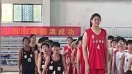 Sosok Zhang Ziyu, Gadis 14 Tahun Viral yang Tingginya Lebih dari 2 Meter