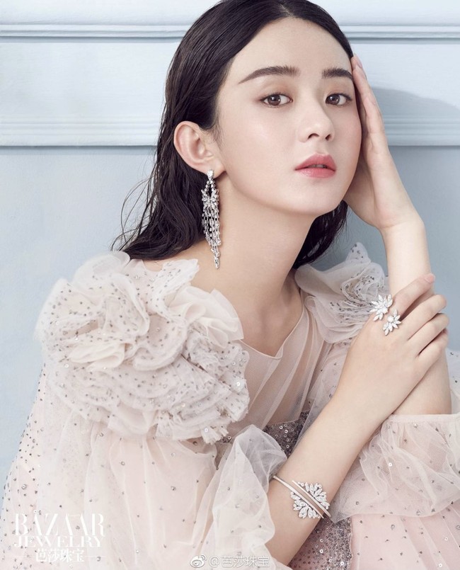 Zhao Liying lahir pada 16 Oktober 1987 dan telah lama menjadi salah satu aktris paling sukses di China. Berkarier sejak pertengahan 2000-an, ia dikenal memiliki kemampuan akting yang konsisten dan kerap membintangi drama dengan rating tinggi. Foto: dok. Instagram zhaoliyingofficial
