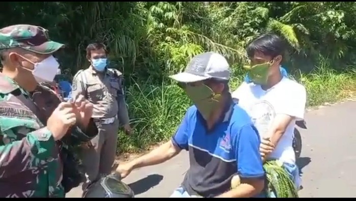 2 warga di Bengkulu pakai masker daun saat lewati pos PPKM