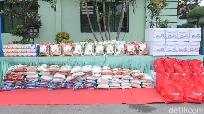 Bantuan terus diberikan kepada warga terdampak pandemi COVID-19. Kali ini, 50 ton beras dibagikan ke warga Lamongan yang terdampak PPKM Level 4.