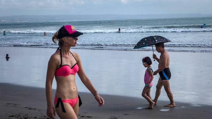 KARANGASEM, BALI, INDONESIA - SEPTEMBER 30: A view of abandoned  hotel as emptied of tourists at Tulamben beach on September 30, 2017 in Karangasem regency, Island of Bali, Indonesia. Indonesian authorities declared a state of emergency as hundreds of tremors are recorded at Balis Mount Agung volcano and around 140,000 villagers evacuated their homes. Authorities issued travel warnings for the popular tourist destination and warned Mount Agung has the potential to erupt imminently although flights to Bali and its main tourist areas remain unaffected for now. (Photo by Ulet Ifansasti/Getty Images)