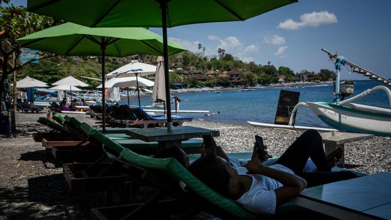 KARANGASEM, BALI, INDONESIA - SEPTEMBER 30: A view of abandoned  hotel as emptied of tourists at Tulamben beach on September 30, 2017 in Karangasem regency, Island of Bali, Indonesia. Indonesian authorities declared a state of emergency as hundreds of tremors are recorded at Bali's Mount Agung volcano and around 140,000 villagers evacuated their homes. Authorities issued travel warnings for the popular tourist destination and warned Mount Agung has the potential to erupt imminently although flights to Bali and its main tourist areas remain unaffected for now. (Photo by Ulet Ifansasti/Getty Images)