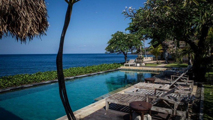 KARANGASEM, BALI, INDONESIA - SEPTEMBER 30: A view of abandoned  hotel as emptied of tourists at Tulamben beach on September 30, 2017 in Karangasem regency, Island of Bali, Indonesia. Indonesian authorities declared a state of emergency as hundreds of tremors are recorded at Balis Mount Agung volcano and around 140,000 villagers evacuated their homes. Authorities issued travel warnings for the popular tourist destination and warned Mount Agung has the potential to erupt imminently although flights to Bali and its main tourist areas remain unaffected for now. (Photo by Ulet Ifansasti/Getty Images)