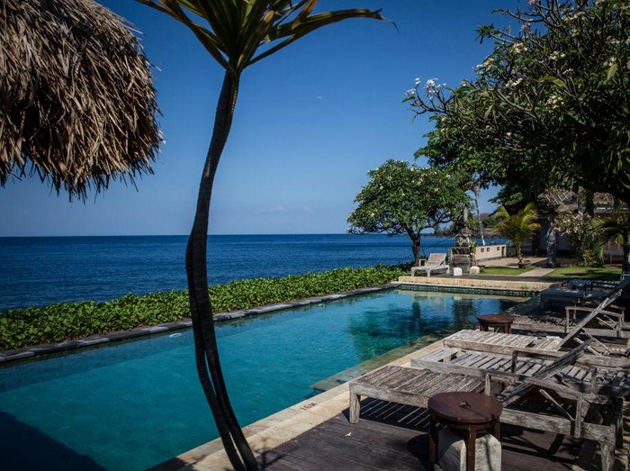 KARANGASEM, BALI, INDONESIA - SEPTEMBER 30: A view of abandoned  hotel as emptied of tourists at Tulamben beach on September 30, 2017 in Karangasem regency, Island of Bali, Indonesia. Indonesian authorities declared a state of emergency as hundreds of tremors are recorded at Balis Mount Agung volcano and around 140,000 villagers evacuated their homes. Authorities issued travel warnings for the popular tourist destination and warned Mount Agung has the potential to erupt imminently although flights to Bali and its main tourist areas remain unaffected for now. (Photo by Ulet Ifansasti/Getty Images)