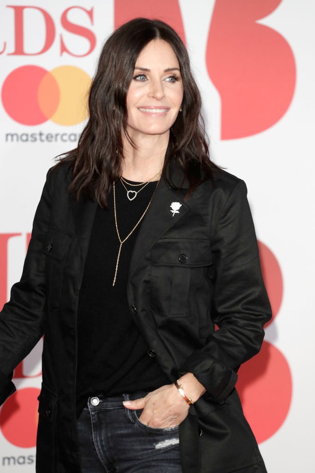Courteney Cox pernah ketagihan suntik filler karena takut terlihat tua. Tapi kini dia mulai menerima bahwa penuaan adalah suatu hal yang tak terhindarkan. Bintang serial ‘Friends’ ini pun menghilangkan semua jejak filler dan memilih menua secara alami. Foto: Getty Images/John Phillips