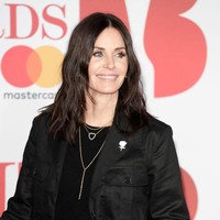 Courteney Cox pernah ketagihan suntik filler karena takut terlihat tua. Tapi kini dia mulai menerima bahwa penuaan adalah suatu hal yang tak terhindarkan. Bintang serial ‘Friends’ ini pun menghilangkan semua jejak filler dan memilih menua secara alami. Foto: Getty Images/John Phillips
