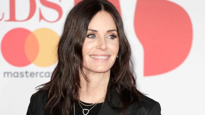 LONDON, ENGLAND - FEBRUARY 21:  *** EDITORIAL USE ONLY IN RELATION TO THE BRIT AWARDS 2018***  Courteney Cox attends The BRIT Awards 2018 held at The O2 Arena on February 21, 2018 in London, England.  (Photo by John Phillips/Getty Images)