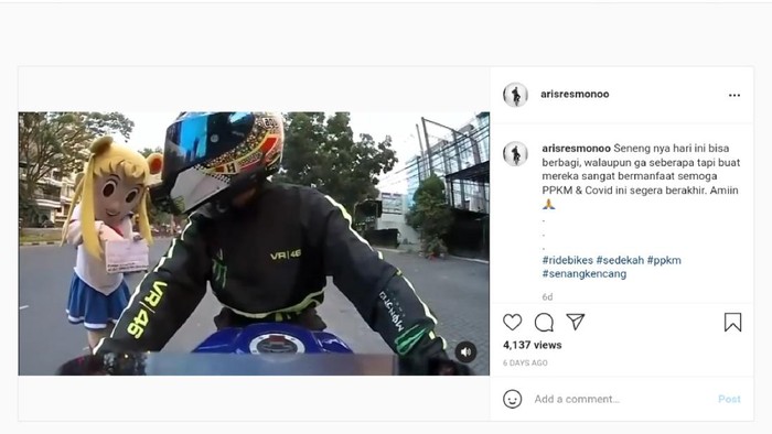 Aksi bikers bagi-bagi uang di Jalan Kota Bandung.